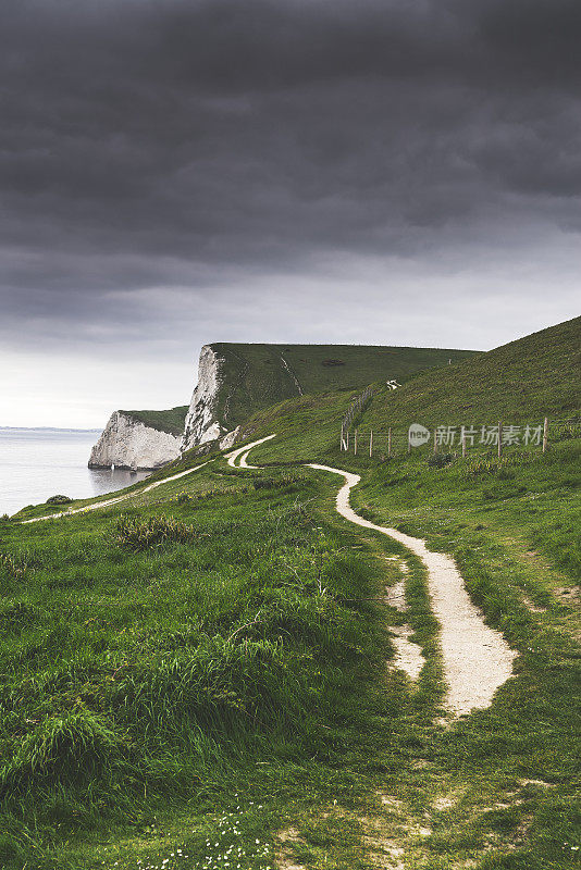 Durdle Door海滩上方悬崖上的西南海岸小径